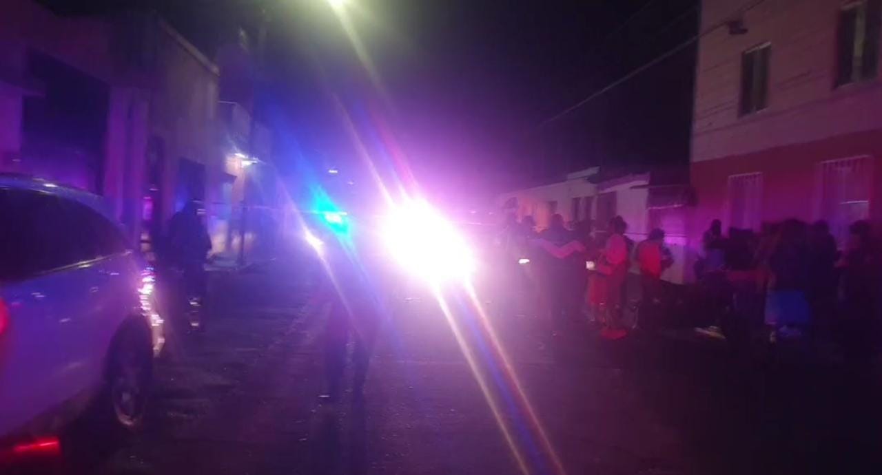 A balazos acribillan a un sujeto dentro de un carro en la colonia Ventura Puente