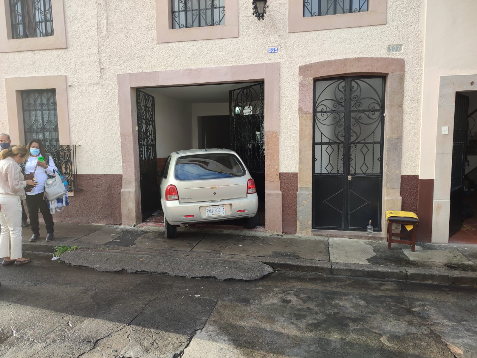 Pierde el control de su auto y choca contra un inmueble