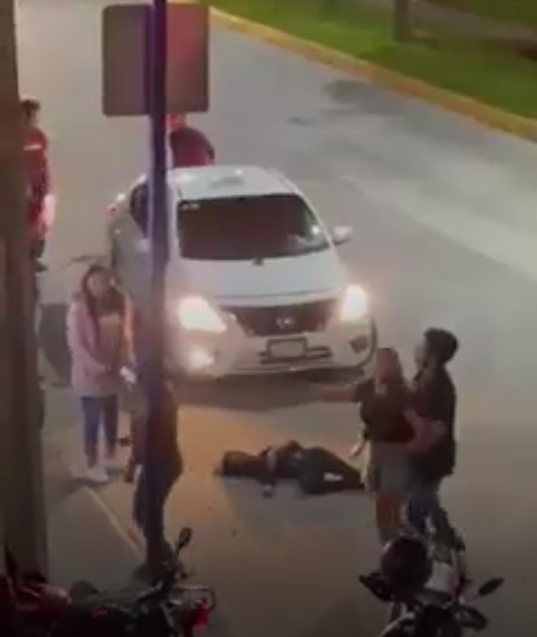 Autoridades investigan una riña afuera de un bar que dejó dos lesionados