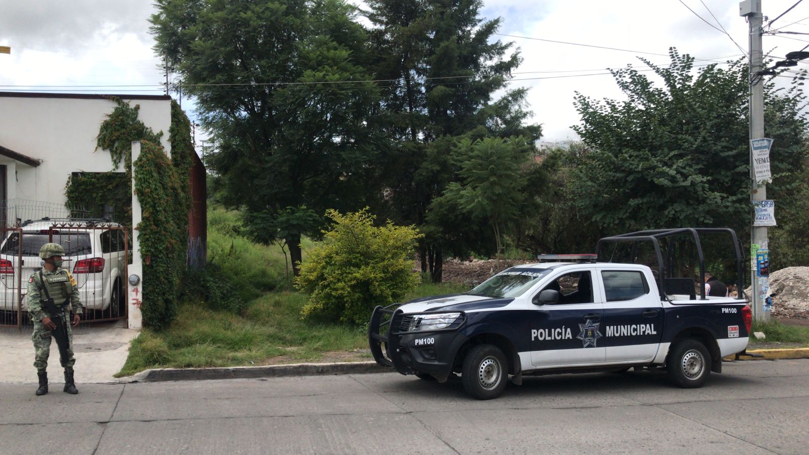 Localizan a un sujeto muerto y con varias heridas en un terreno