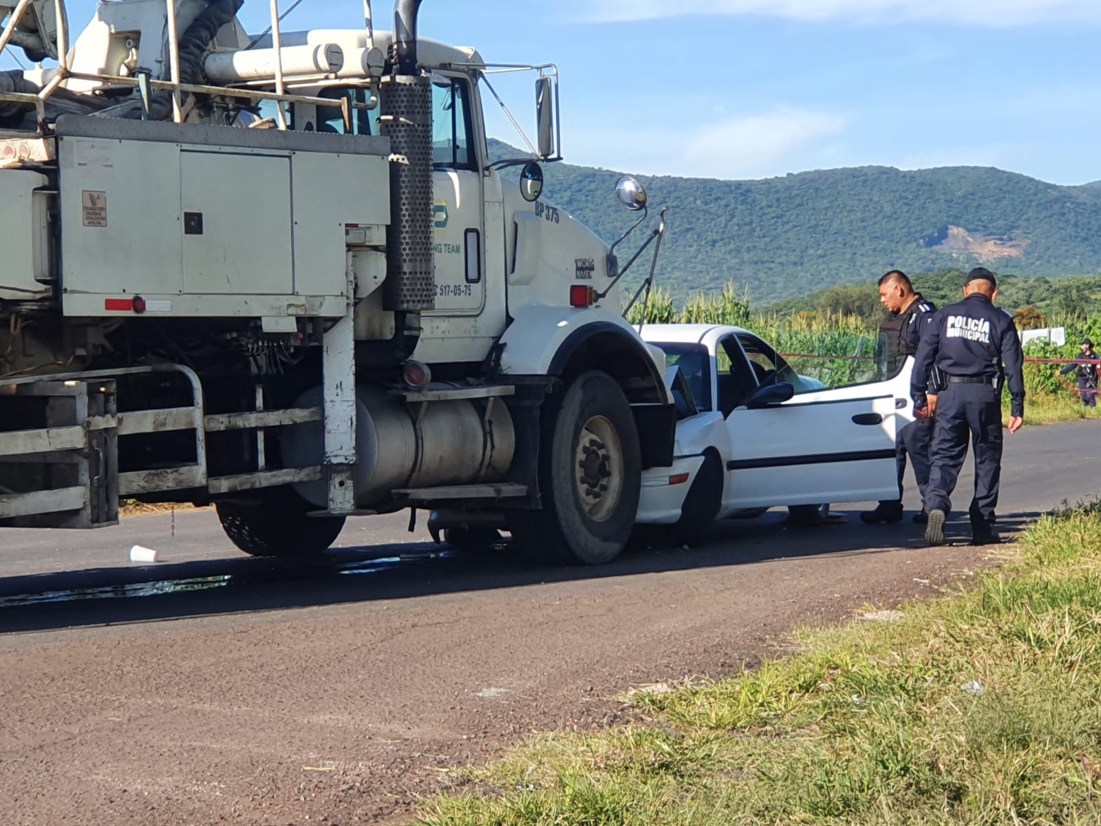 Mujer muere al colocar su auto contra un camión de carga