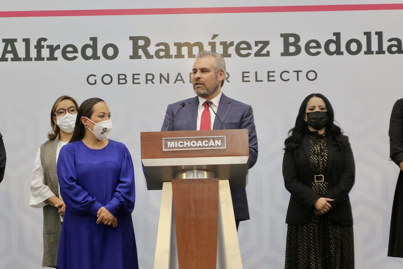 Alfredo Ramírez Bedolla presenta al gabinete legal