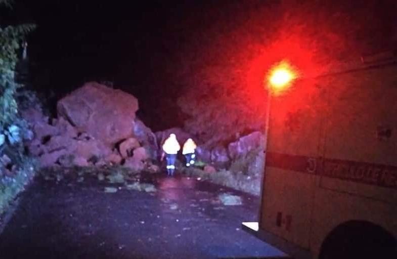 Se desgaja un cerro en la carretera a San Juan Nuevo
