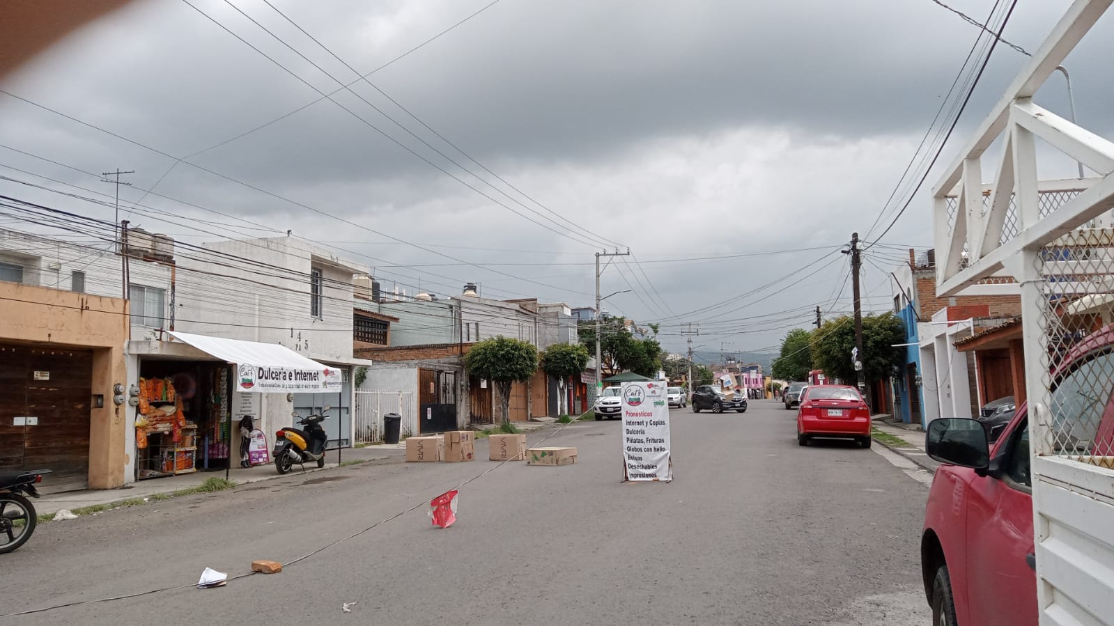 Tráiler se engancha y revienta varios cables en la colonia Mariano Michelena