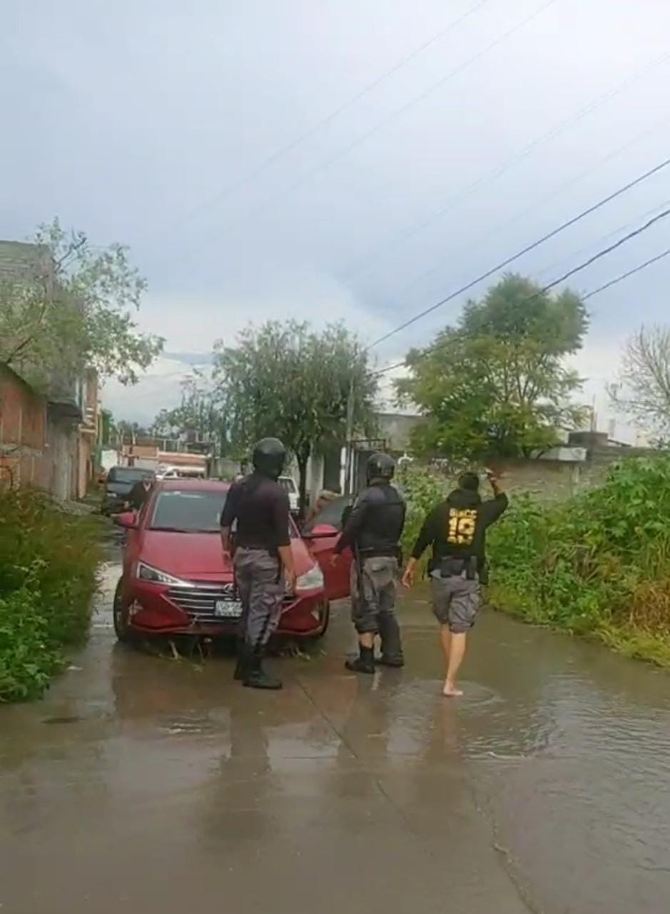 Bomberos y policías atienden inundaciones en Morelia