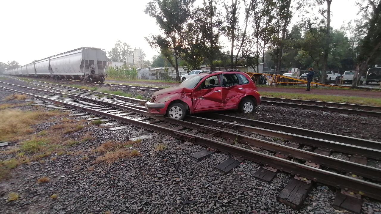 Locomotora embiste un carro en Ciudad Industrial