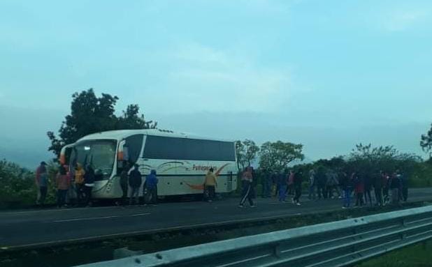 Normalistas secuestran autobuses en Tiripetio