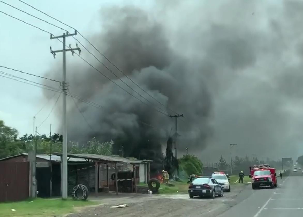 Se incendia un terreno donde almacenaban llantas viejas