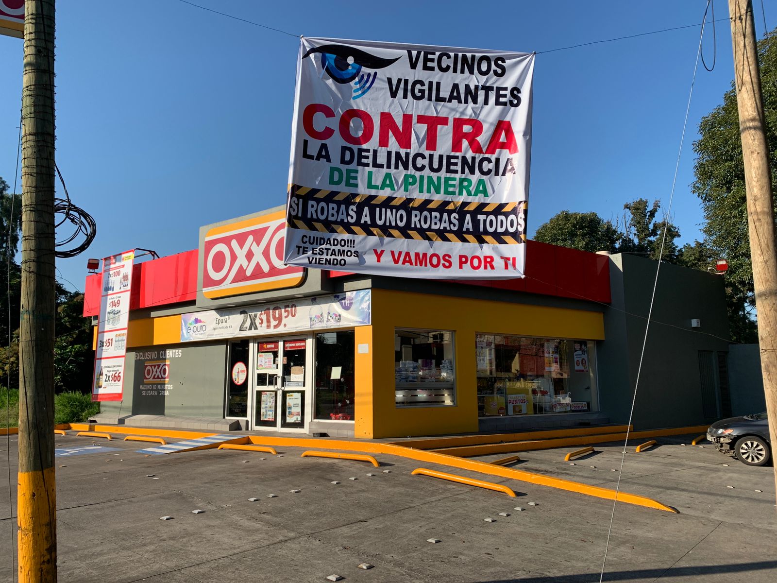Rafaguean dos tiendas OXXO en Uruapan