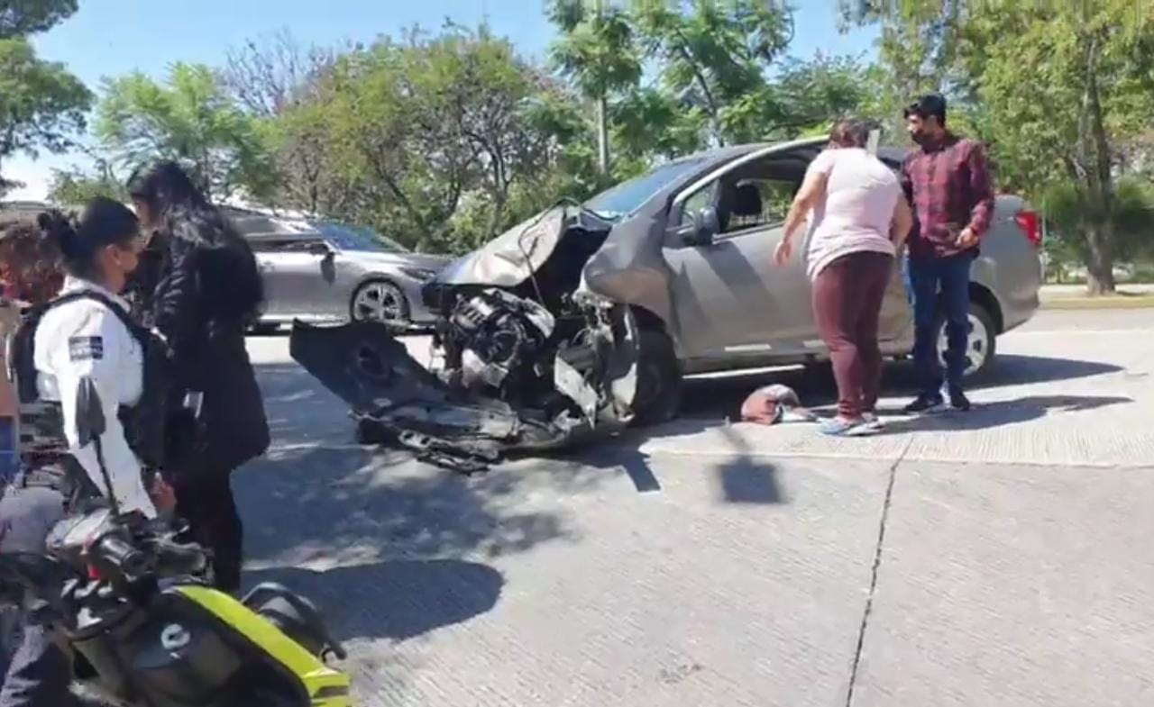 Vehículo choca contra el camellón en la calzada Juárez