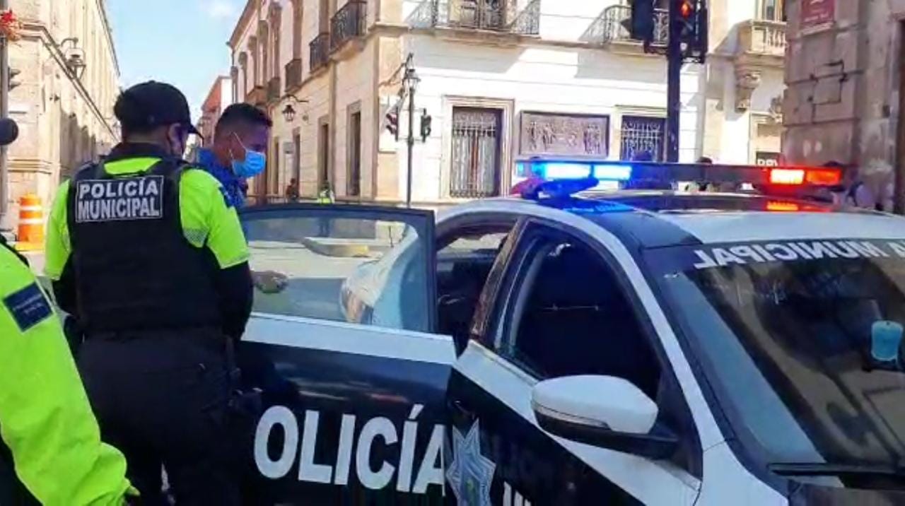 Comerciantes golpean a militares en la Plaza Melchor Ocampo