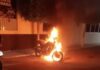 Prenden fuego a una motocicleta frente a la Policía de Tarimbaro