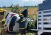 Chocan dos camionetas y una termina volcada en la carretera a Tejaro