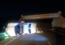 Tráiler cargado con fertilizante vuelca sobre la autopista Siglo XXI