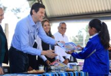 Entrega Alfonso Martínez útiles escolares a niñas y niños de la comunidad de Chihuerio