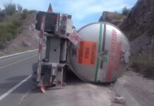 Vuelca una pipa cargada de gasolina en la autopista Siglo XXI
