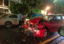Chocan dos vehículos en la avenida Madero poniente