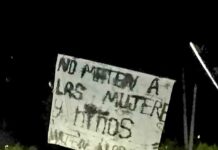 Esta madrugada dejaron colgada una manta con mensaje en el arco de Ario de Rayón en Zamora