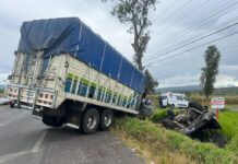 Patrulla de la Policía de Panindícuaro es embestida por un camión de carga, hay dos lesionados