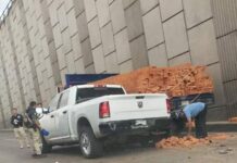 Vehículo de la FGE choca contra un camión que transportaba tabiques, la conductora de la patrulla resultó lesionada