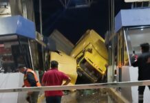 Camión sin frenos se estrella contra la caseta de peaje en la autopista de Occidente